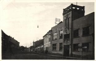 Máramarossziget, Sighetu Marmatiei; tűzoltó laktanya, Gordán Gyula üzlete, utcakép / fire brigade barracks, street, shop (EK)