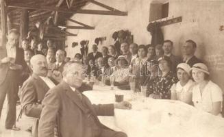 1934, Debrecen, Kisdebreceni vendéglő, étterem, nyomdászok csoportképe, úr fényképezőgéppel. photo (EK)