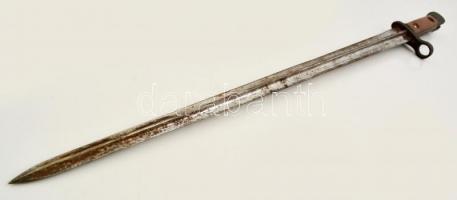 cca 1920 Bajonett, eredeti hüvelyében, rozsdás és festék lepattanásokkal, sorszámmal, h: 56,5 cm (62...