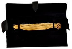 Több soros 18K arany karlánc. Jelzett, bőr tokkal.  / 18 C massive gold bracelet with leather case 7...