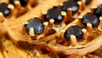 Több soros 18K arany karlánc. Jelzett, bőr tokkal.  / 18 C massive gold bracelet with leather case 7...