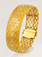 Többszínű fehér és sárga arany 18K arany karkötő. Jelzett, bőr tokkal. / 18 C massive gold bracelet with leather case 60,37 g 20 cm