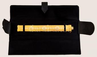 Többszínű fehér és sárga arany 18K arany karkötő. Jelzett, bőr tokkal.  / 18 C massive gold bracelet...