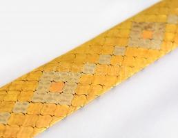 Többszínű fehér és sárga arany 18K arany karkötő. Jelzett, bőr tokkal.  / 18 C massive gold bracelet...