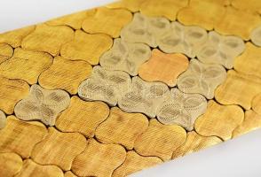 Többszínű fehér és sárga arany 18K arany karkötő. Jelzett, bőr tokkal.  / 18 C massive gold bracelet...