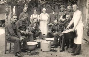 1933 Szeged, a szegedi nyomozó alosztály szilva pucolás közben. photo