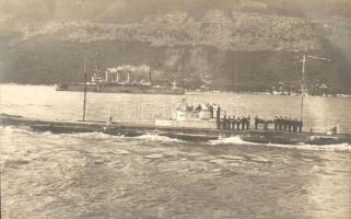 SM U-4 (U-IV) Lake-típusú osztrák-magyar tengeralattjáró matrózokkal a fedélzetén / K.u.K. Kriegsmarine Unterseeboot / WWI Austro-Hungarian SM U-4 submarine with mariners on the board. photo