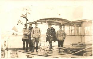 DDSG Erlaf láncos gőzbárka katonákkal és hajóskapitánnyal a fedélzetén / Hungarian steamship with soldiers and captain on board. photo