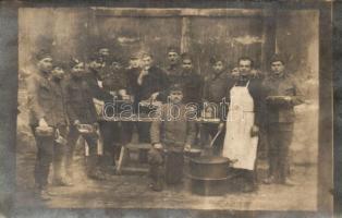 Első világháborús osztrák-magyar katonai lap, kosztolás, kondérból csajkába. csoportkép / WWI K.u.K. military, meal, group photo (Rb)