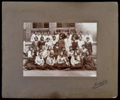 cca 1920 Leányiskola tablófotója, Strelisky fiók (Bp., IV. Kecskeméti u. 19.), kartonon, 16x22 cm