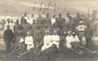 1915 Freiwaldau (Jeseník), sérült osztrák-magyar katonák csoportképe ápolónőkkel és orvossal. nevek a fotón / WWI injured K.u.K. soldiers with the field hospital&#039;s Red Cross nurses and doctors in Jeseník. photo (Rb)