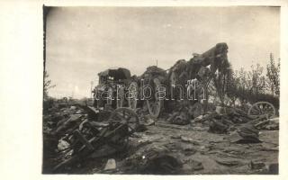 Isonzo. Találatot kapott trén és az ágyúkat húzó gépkocsi, megsemmisült csapat / WWI damaged Austro-Hungarian K.u.K. automobile, cannons and carriages, destroyed unit. photo