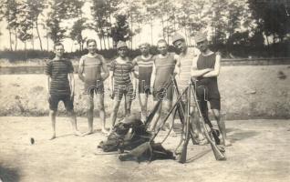 1918 Fürdőzéshez öltözött osztrák-magyar katonák puskákkal / WWI Austro-Hungarian K.u.K. soldiers in swimsuits, guns on the beach. photo (EK)