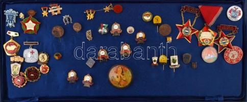Egy nagy doboznyi vegyes magyar és külföldi jelvény, kitüntetés és kitűző tétel, főleg a szocializmu...