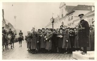 1938 Kassa, Kosice; bevonulás, díszmenet Horthy Miklós kormányzó előtt. Foto Ginzery S. / entry of the Hungarian troops, marching in front of Horthy