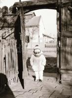 cca 1960 Krisch Béla (1929-?) kecskeméti fotóművész hagyatékából 28 db vintage negatív, 4,5x6 cm