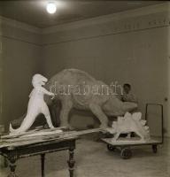 cca 1960 Magyar Nemzeti Múzeum őslénytani kiállításához készülő dinó szobrok, 5 db vintage negatív Kotnyek Antal (1921-1990) budapesti fotóriporter hagyatékából, 6x6 cm
