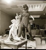 cca 1960 Magyar Nemzeti Múzeum őslénytani kiállításához készülő dinó szobrok, 5 db vintage negatív K...