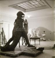 cca 1960 Magyar Nemzeti Múzeum őslénytani kiállításához készülő dinó szobrok, 5 db vintage negatív K...