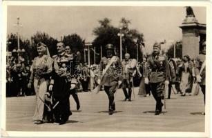 Horthy Miklós - 2 db régi motívumlap: Horthy Miklós a marosvásárhelyi vasútállomáson 1940-ben (fotó)...