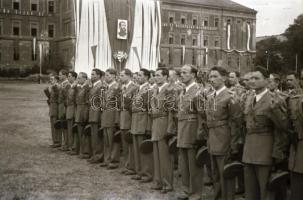 1948. augusztus 20., Katonatisztek avatása a Kossuth Akadémia előtt, főtisztek jelenléte, fegyverzet...