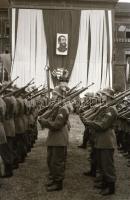 1948. augusztus 20., Katonatisztek avatása a Kossuth Akadémia előtt, főtisztek jelenléte, fegyverzet...