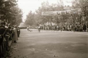 cca 1948 Kerékpárverseny a Városligetben, a Magyar Szabadságharcos Szövetség szervezésében, 30 db vi...