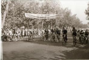 cca 1948 Kerékpárverseny a Városligetben, a Magyar Szabadságharcos Szövetség szervezésében, 30 db vi...