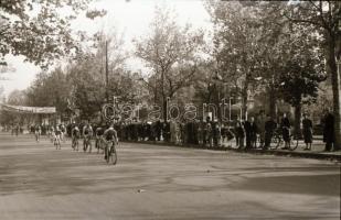 cca 1948 Kerékpárverseny a Városligetben, a Magyar Szabadságharcos Szövetség szervezésében, 30 db vi...