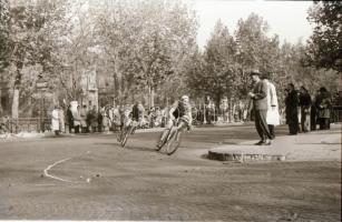 cca 1948 Kerékpárverseny a Városligetben, a Magyar Szabadságharcos Szövetség szervezésében, 30 db vi...
