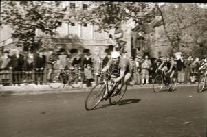 cca 1948 Kerékpárverseny a Városligetben, a Magyar Szabadságharcos Szövetség szervezésében, 30 db vi...