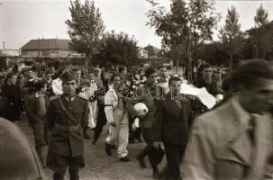cca 1948 Trugli Pál (?-?) motorversenyző temetése, koporsóját oldalkocsis motorkerékpáron szállítják...