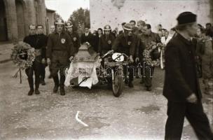 cca 1948 Trugli Pál (?-?) motorversenyző temetése, koporsóját oldalkocsis motorkerékpáron szállítják...