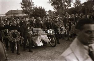 cca 1948 Trugli Pál (?-?) motorversenyző temetése, koporsóját oldalkocsis motorkerékpáron szállítják...