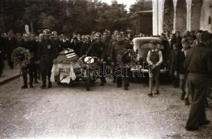 cca 1948 Trugli Pál (?-?) motorversenyző temetése, koporsóját oldalkocsis motorkerékpáron szállítják...