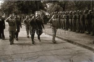 1948 Budapest, katonai ünnepség a budai várban, díszszázad, főtisztek, 24 db vintage negatív Rózsa G...