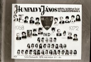 cca 1960-1980 Budapest, a Hunfaly János Közgazdasági Szakközépiskola tanárai és diákjai, 32 végzős osztály tablójának 32 db reprodukciós negatívja, 24x36 mm