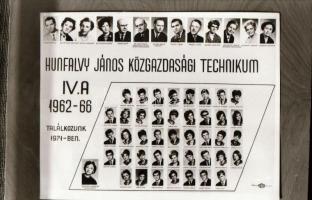 cca 1960-1980 Budapest, a Hunfaly János Közgazdasági Szakközépiskola tanárai és diákjai, 32 végzős o...