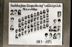 cca 1960-1980 Budapest, a Hunfaly János Közgazdasági Szakközépiskola tanárai és diákjai, 32 végzős o...