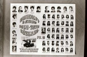 cca 1960-1980 Budapest, a Hunfaly János Közgazdasági Szakközépiskola tanárai és diákjai, 32 végzős o...