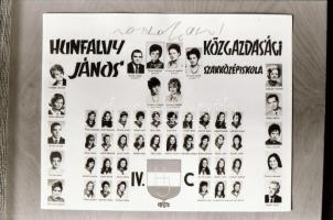 cca 1960-1980 Budapest, a Hunfaly János Közgazdasági Szakközépiskola tanárai és diákjai, 32 végzős o...