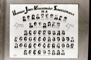 cca 1960-1980 Budapest, a Hunfaly János Közgazdasági Szakközépiskola tanárai és diákjai, 32 végzős o...