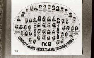 cca 1960-1980 Budapest, a Hunfaly János Közgazdasági Szakközépiskola tanárai és diákjai, 32 végzős o...