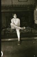 cca 1972 Erotikus és pornográf fotónegatívok, 17 felvétel 2 tekercsen, 6x9 cm