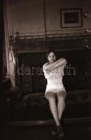 cca 1972 Erotikus és pornográf fotónegatívok, 17 felvétel 2 tekercsen, 6x9 cm