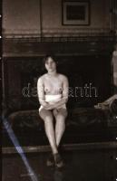 cca 1972 Erotikus és pornográf fotónegatívok, 17 felvétel 2 tekercsen, 6x9 cm