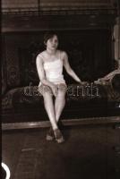 cca 1972 Erotikus és pornográf fotónegatívok, 17 felvétel 2 tekercsen, 6x9 cm