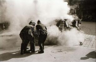 cca 1947 Kigyulladt automobil oltása, 5 db szabadon felhasználható vintage negatív, Rózsa György (?-...