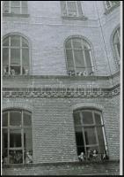 1945 Budapest, háborús bűnösök nyilvános akasztása, 5 db vintage negatívról készült mai nagyítás, 25...