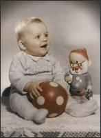cca 1962 Színezett gyerekfotók kerti törpével, 2 db vintage fotó, 24x18 cm